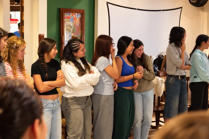 Jóvenes cantantes durante el taller de Rodrigo Carazo.