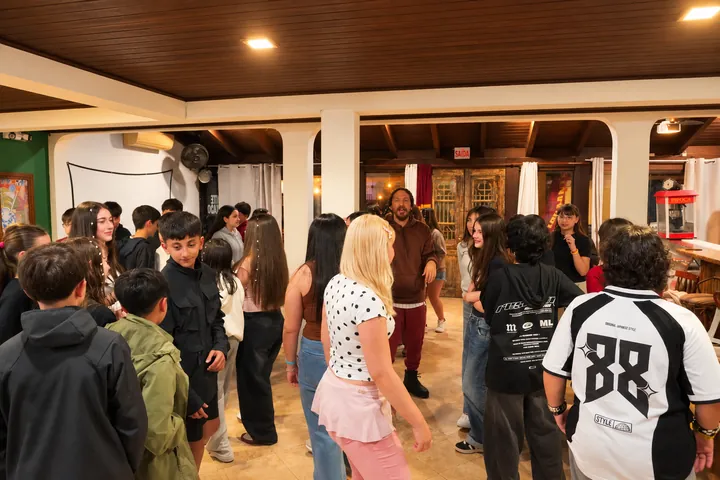 Los participantes comparten una ronda de canto y movimiento.