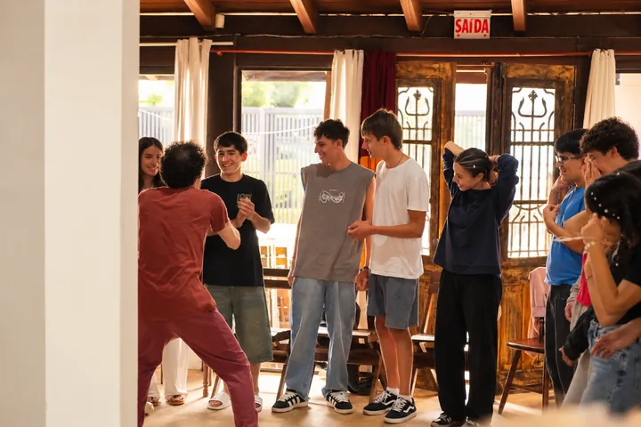 Rodrigo Carazo junto a los participantes del taller.