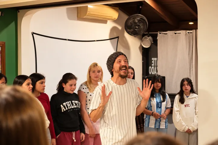 La voz y el movimiento se encuentran durante el taller.