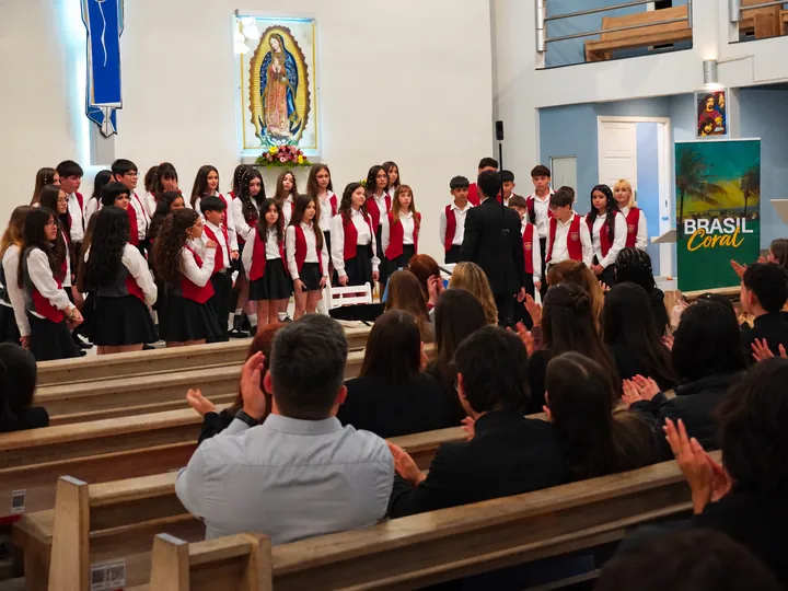 El público acompaña con aplausos la presentación del coro.