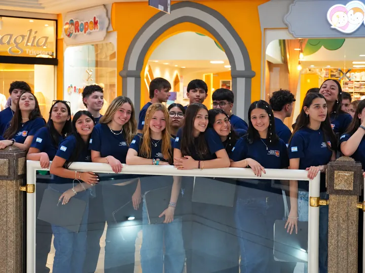 Integrantes del Coro Juvenil Mixto comparten un encuentro.