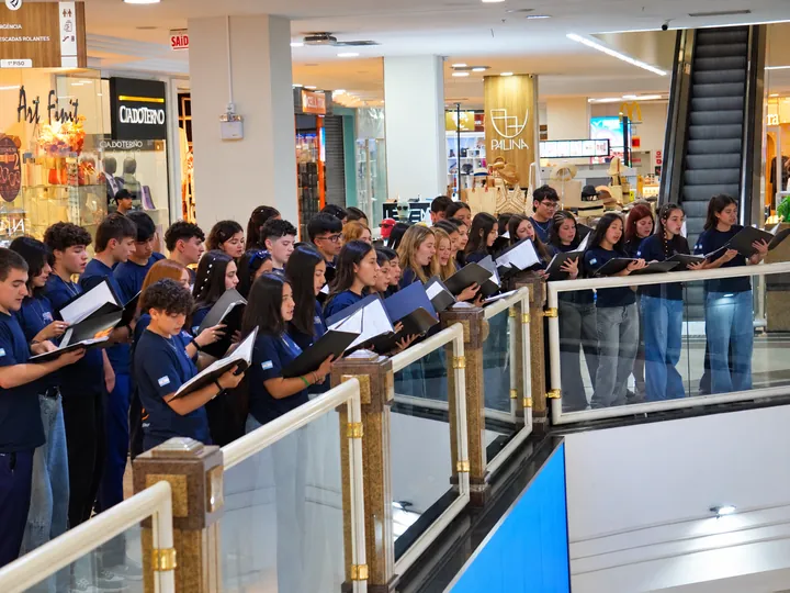 El Coro Juvenil Mixto canta en un centro comercial.