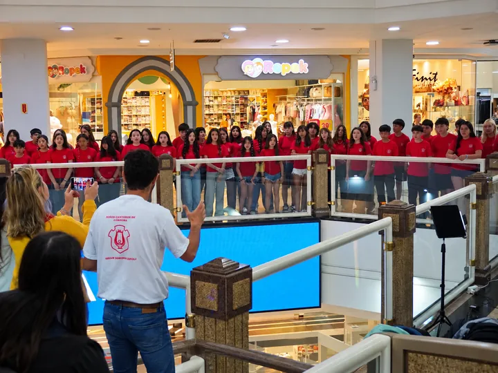 El Coro de Niños Cantores durante una presentación en un centro comercial.