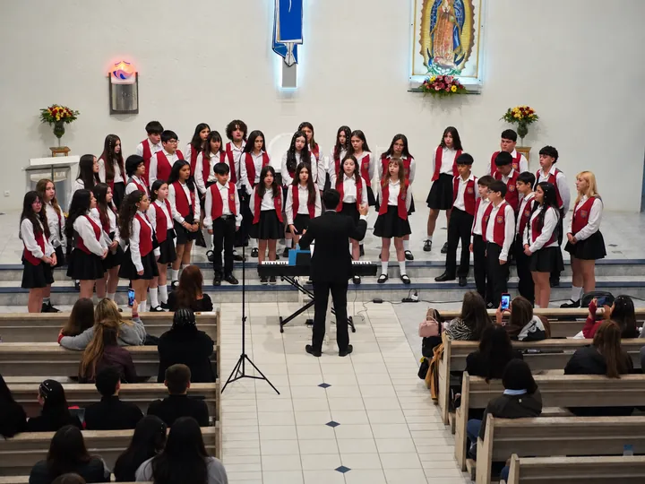 El Coro de Niños Cantores junto a su director.