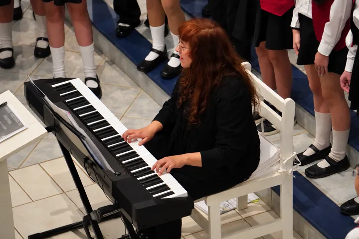La pianista acompaña al Coro de Niños Cantores.