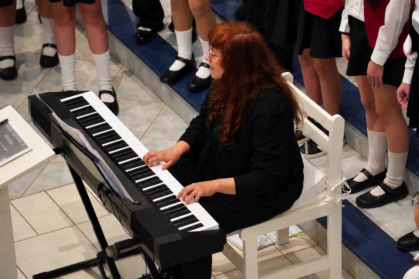 La pianista acompaña al Coro de Niños Cantores.