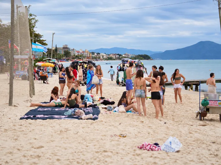 Tiempo de convivencia y descanso en la playa durante la gira.