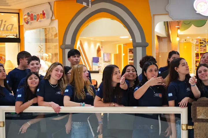 Young Zípoli singers share a song.