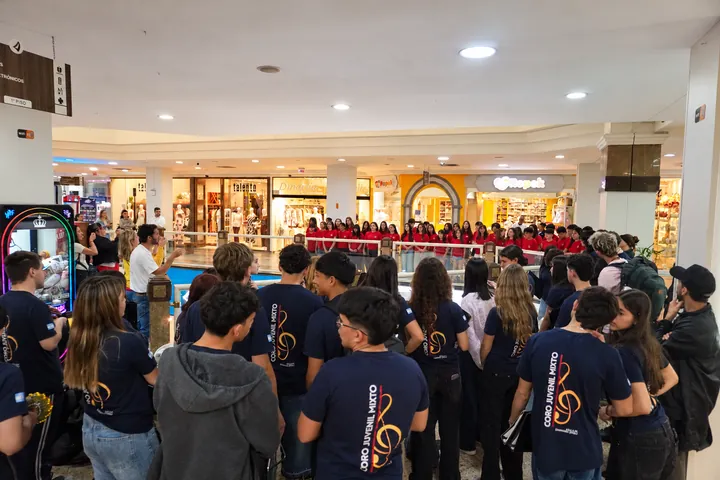 Choirs and audience come together at Atlântico Shopping.
