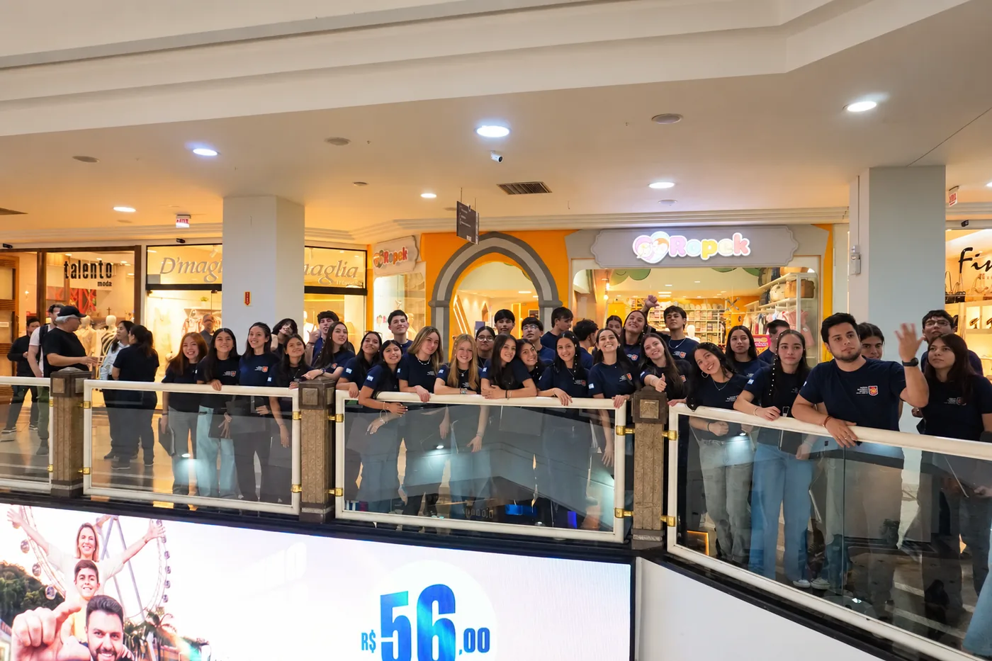 El Coro Juvenil Mixto del Domingo Zípoli en el Atlântico Shopping.