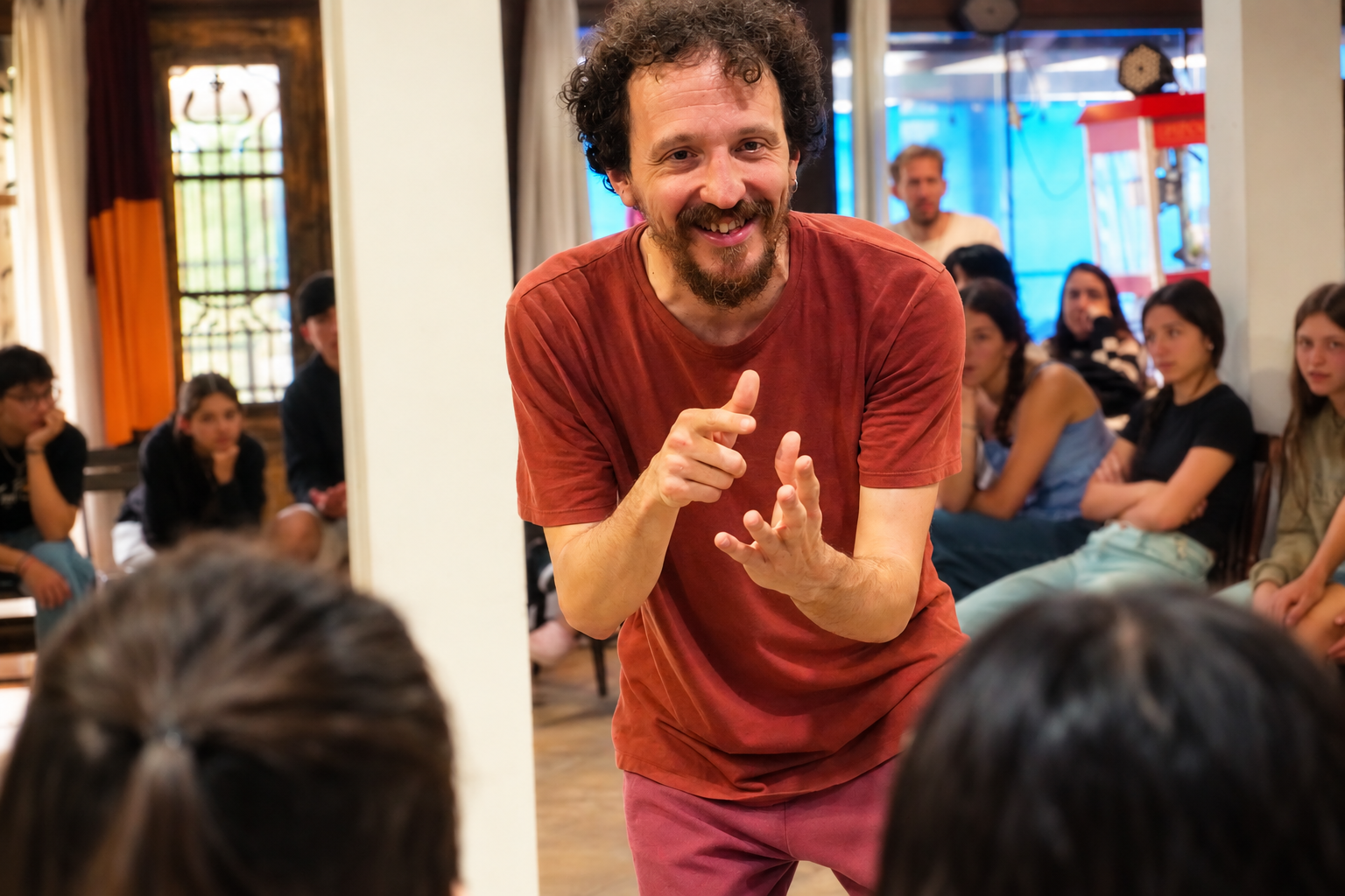 Rodrigo Carazo propone un ejercicio musical frente a los estudiantes durante el taller.