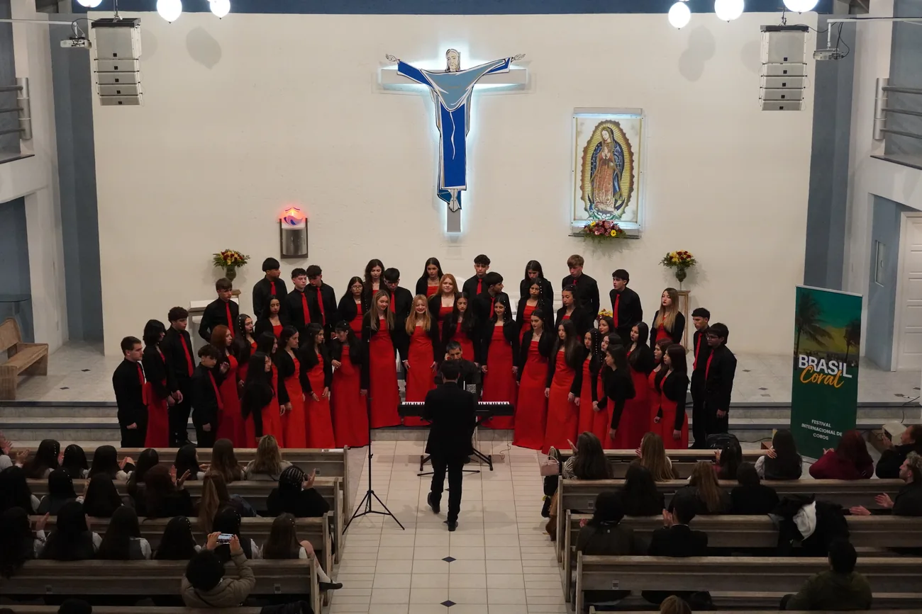 El Coro Juvenil Mixto del ISEAM Domingo Zipoli durante un concierto de Brasil Coral.