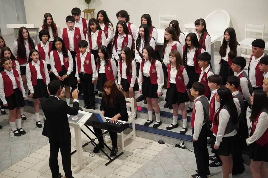 El Coro de Niños Cantores canta junto a su director y la pianista durante Brasil Coral.